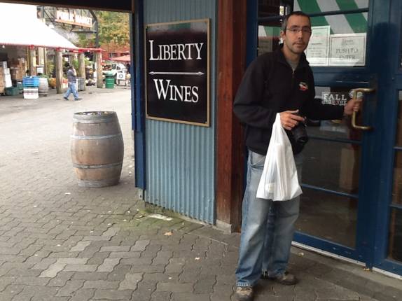 Comprando vinho no delicioso Granville Island Public Market, em Vancouver, no Canadá